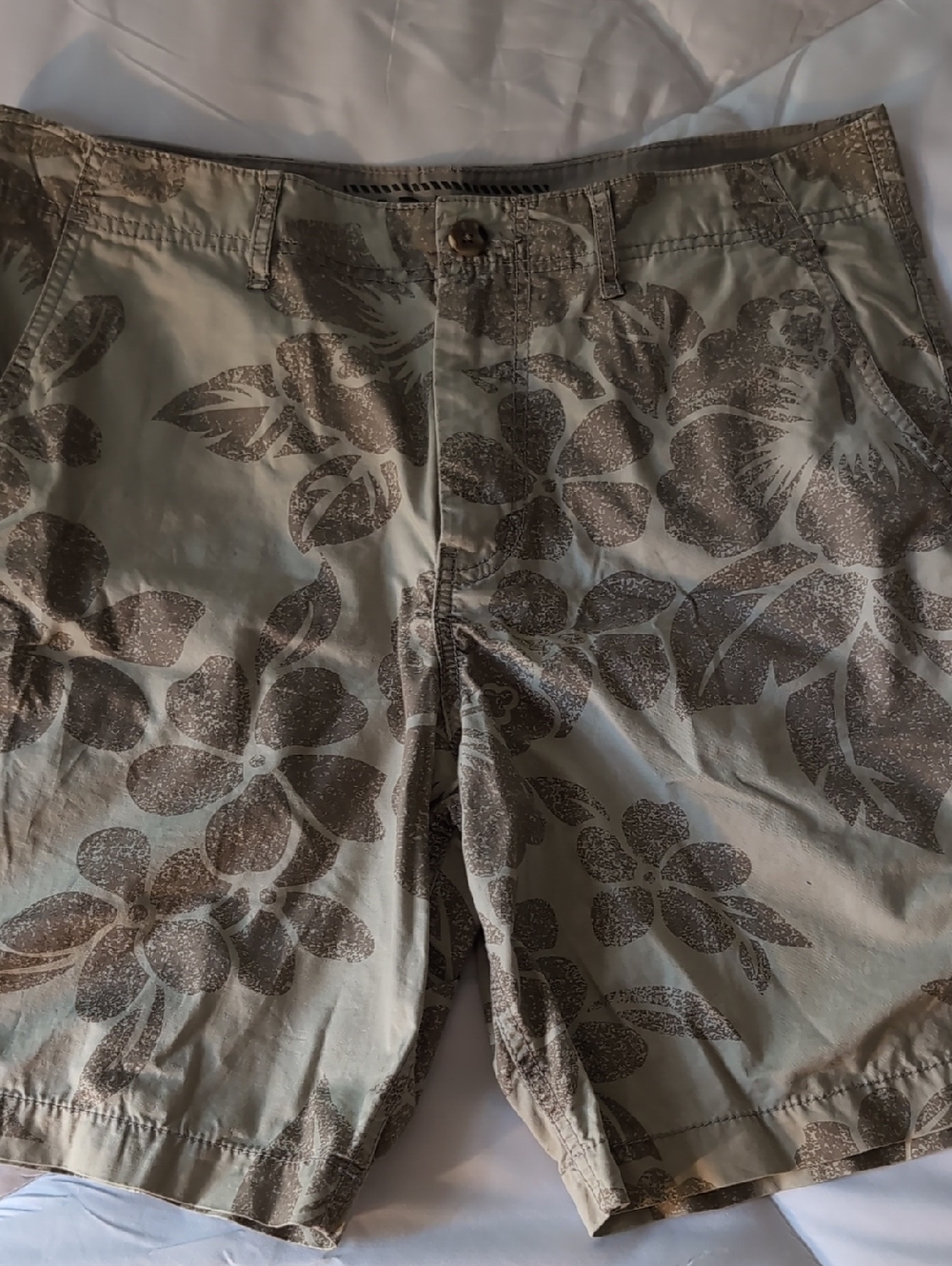 Old Navy Olive Green Floral Print Men’s Shorts